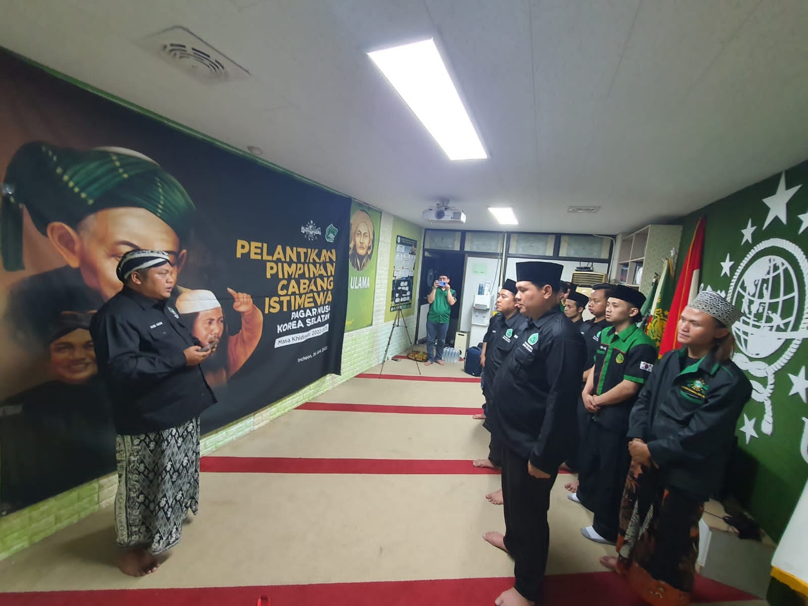 Ketua Umum Pimpinan Pusat Pagar Nusa M. Nabil Haroen melakukan kunjungan ke Korea Selatan. Tampak, ia bersama kader NU di Negeri Gingseng itu. (Foto: Istimewa)