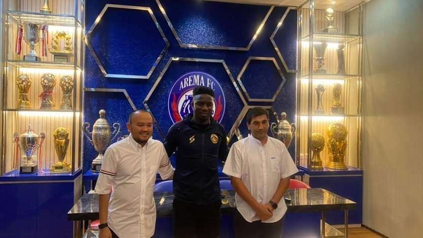 Pemain Baru Arema FC, Abel Camara (tengah) saat diperkenalkan di Kantor Arema FC (Foto: Lalu Theo/ngopibareng.id)