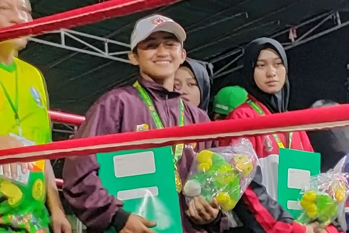 Petinju putri Bondowoso, Vini Vidi Vici P.R juara kelas 54 kg cabor tinju amatir Porprov Jatim VII 2022.(Foto: Guido Saphan/Ngopibareng.id)