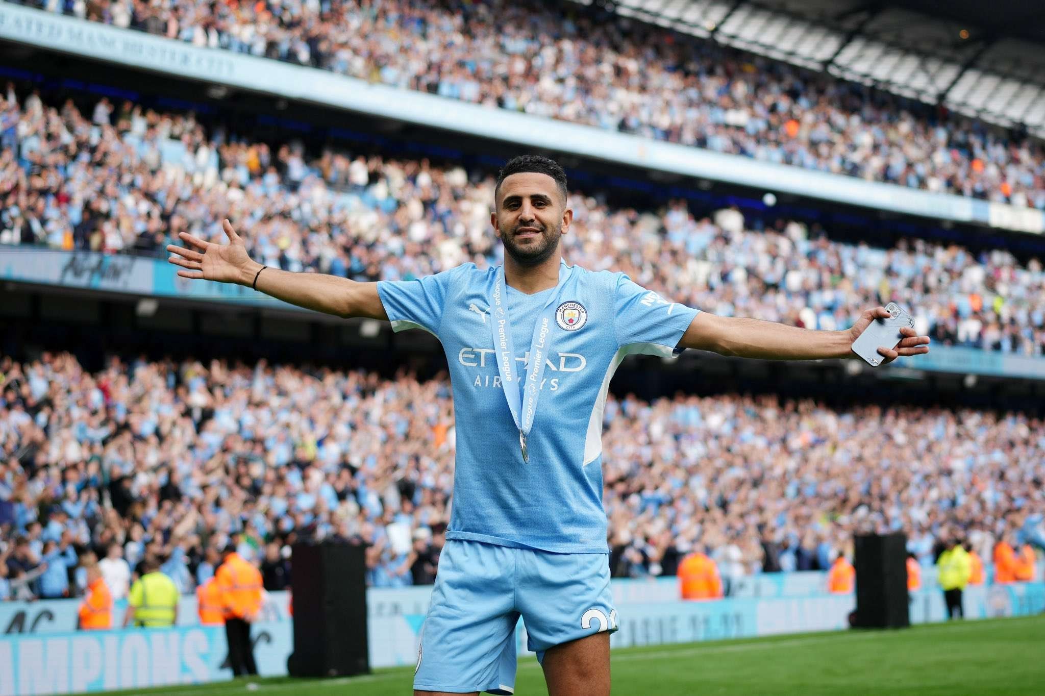 Riyad Mahrez saat memamerkan medali juara Premier League 2021-2022