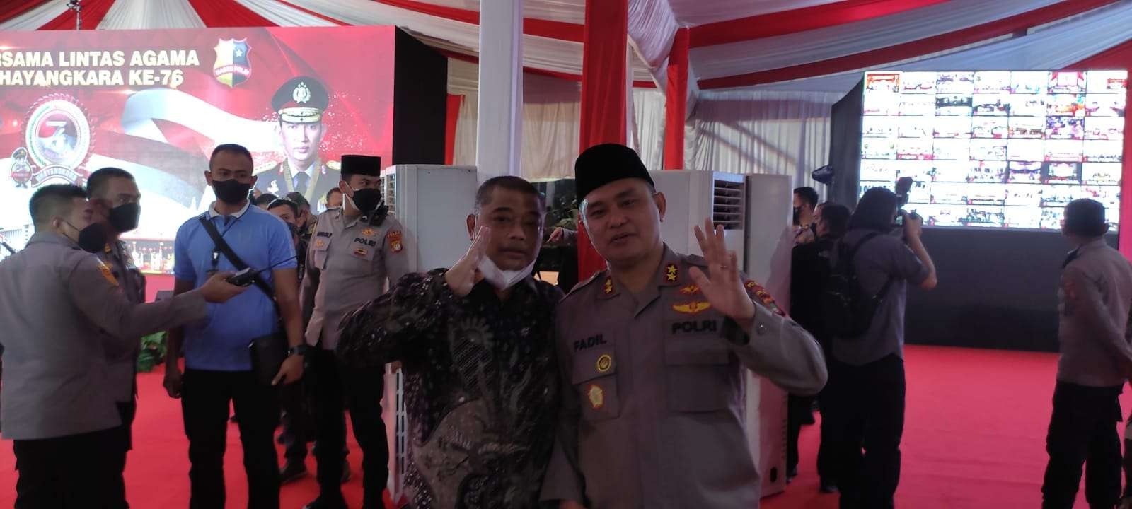 Romo Benny dan Polisi, dalam acara doa bersama lintas agama Hari Bhayangkara ke-76 yang diadakan Kepala Kepolisian Republik Indonesia di lapangan Bhayangkara Mabes Polri Jakarta Selatan pada Jumat 1 Juli 2022. (Foto: Istimewa)