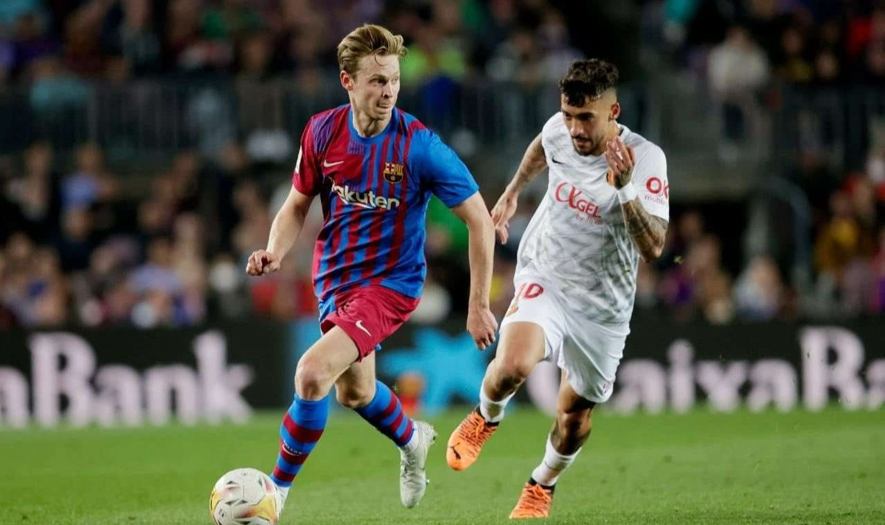 Frenkie de Jong saat masih berseragam Barcelona. (Foto: Twitter/@DeJongFrenkie21)