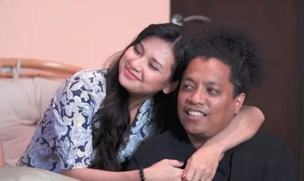 Pasangan Arie Kriting dan Indah Permatasari tengah menanti kelahiran anak pertama tanpa restu ibu mertua. (Foto: YouTube)