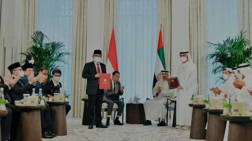 Ketua Umum PBNU KH Yahya Cholil Staquf (Gus Yahya) dan perwakilan Universitas Kemanusiaan Mohammed Bin Zayed. Presiden Joko Widodo dan Presiden Mohammed bin Zayed Al-Nahyan (MBZ) turut menyaksikan kegiatan itu. (Foto:Istimewa)