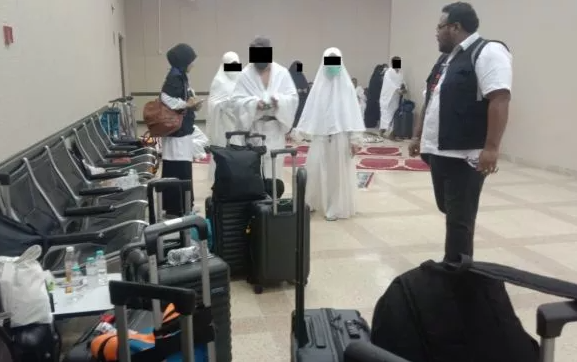 Jemaah haji furoda sudah pakai baju ihram saat di Bandara Internasional King Abdul Azis, Jeddah. (Foto: Istimewa)