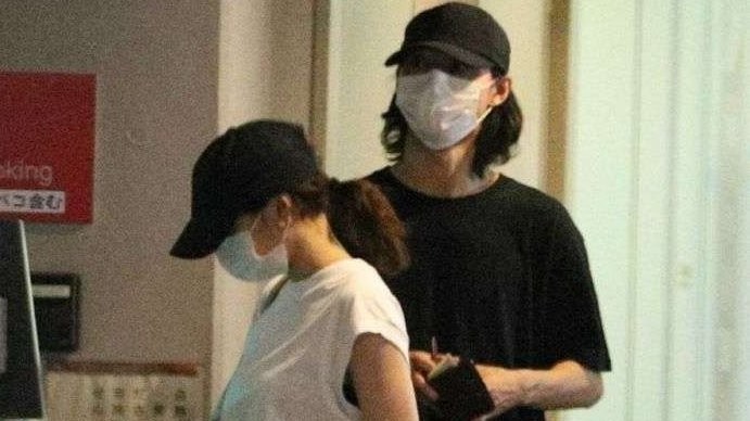 Aktor sekaligus model asal Jepang Kento Yamazaki dan Suzu Hirose digosipkan pacaran. Mereka disebut tinggal satu kondominium. (Foto: Tabloid Shukan Bunshun)