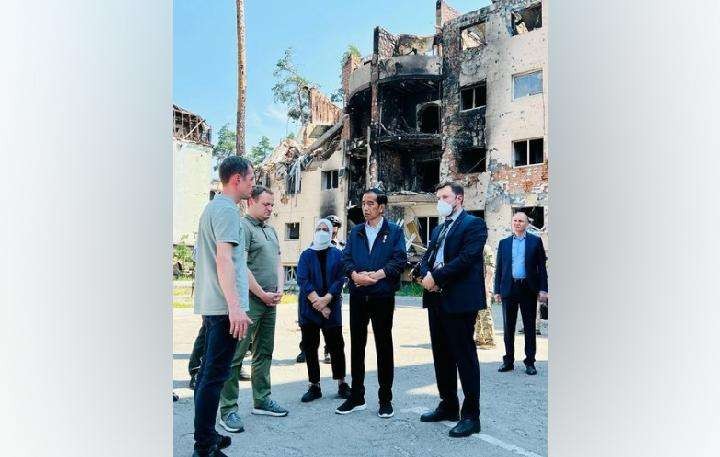 Ukraina, Presiden Joko Widodo bertemu Presiden Ukraina Volodymyr Zelensky di Istana Marzyinsky, Kyiv pada Rabu 29 Juni 2022. Tampak di belakangan puing reruntuhan perang. (Foto: Istimewa)