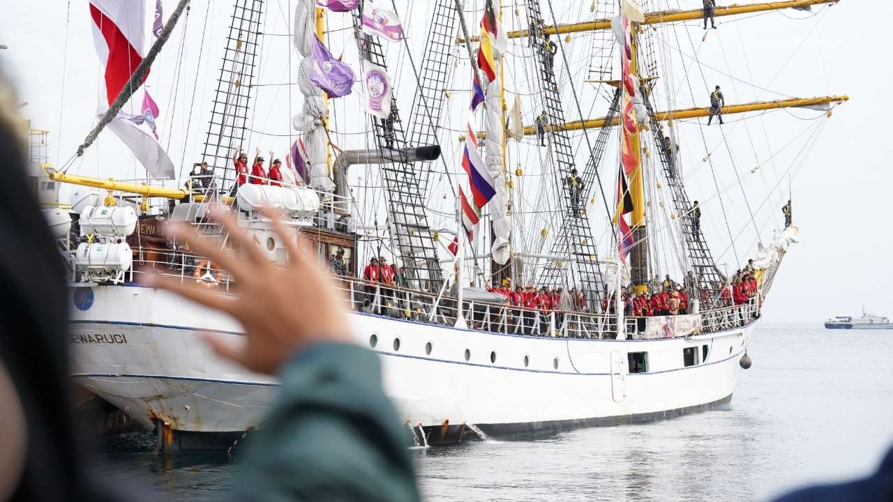 Kapal TNI AL KRI Dewaruci tiba kembali di Dermaga Ujung Surabaya setelah berlayar sela 30 hari bersama Laskar Rempah 2022 menelusuri jalur rempah salah satu kekayaan alam Indonesia (Foto: istimewa)