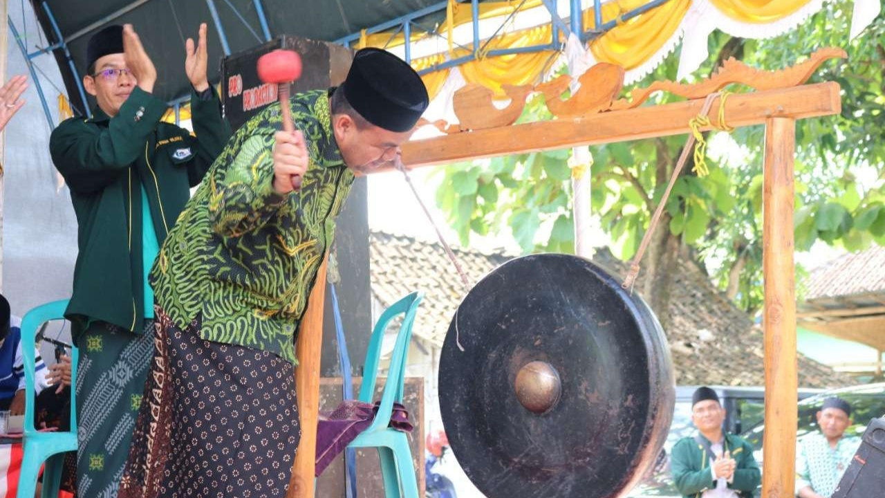 Bupati Blora Arief Rohman, memukul gong membuka Porsadin ke-6 tingkat Kabupaten Blora. (Foto: Istimewa)