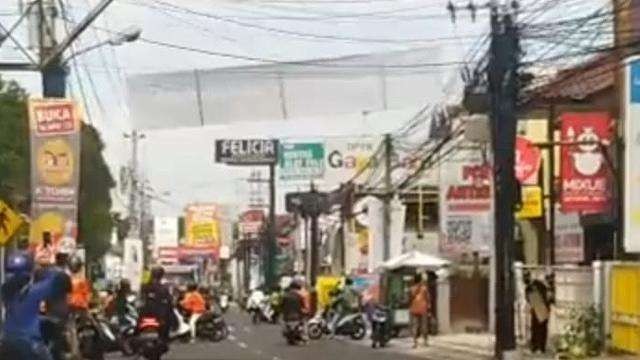 Kerusuhan di Babarsari, Sleman, Yogyakarta, pecah, Senin 4 Juli 2022. (Foto: Instagram @merapi_uncover)