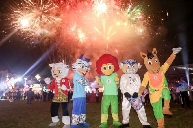 Lima maskot Si Ulung, Si Jura, Cak Beki, Si Babal, dan Si Rancak saat penutupan Porprov Jatim VII di Stadion Semeru Lumajang, Minggu 3 Juli 2022 malam.(Foto: Guido Saphan/Ngopibareng.id)