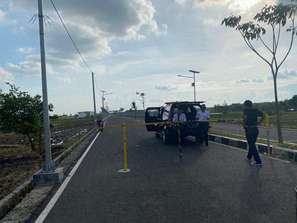 Jalan masuk Bandara Ngloram, Cepu, Blora, Jawa Timur, dijaga petugas. (Foto: Ahmad Sampurno/Ngopibareng.id)