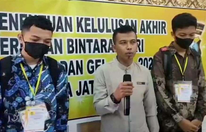 Buruh las di Bondowoso, Nurrahman bersama dua anaknya lolos seleksi Secaba Polri. (Foto: Guido Saphan/Ngopibareng.id)