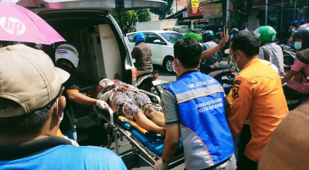 Korban luka berat, usai tabrakan beruntun di Tambaksari (Foto: dok. Command Center 112)