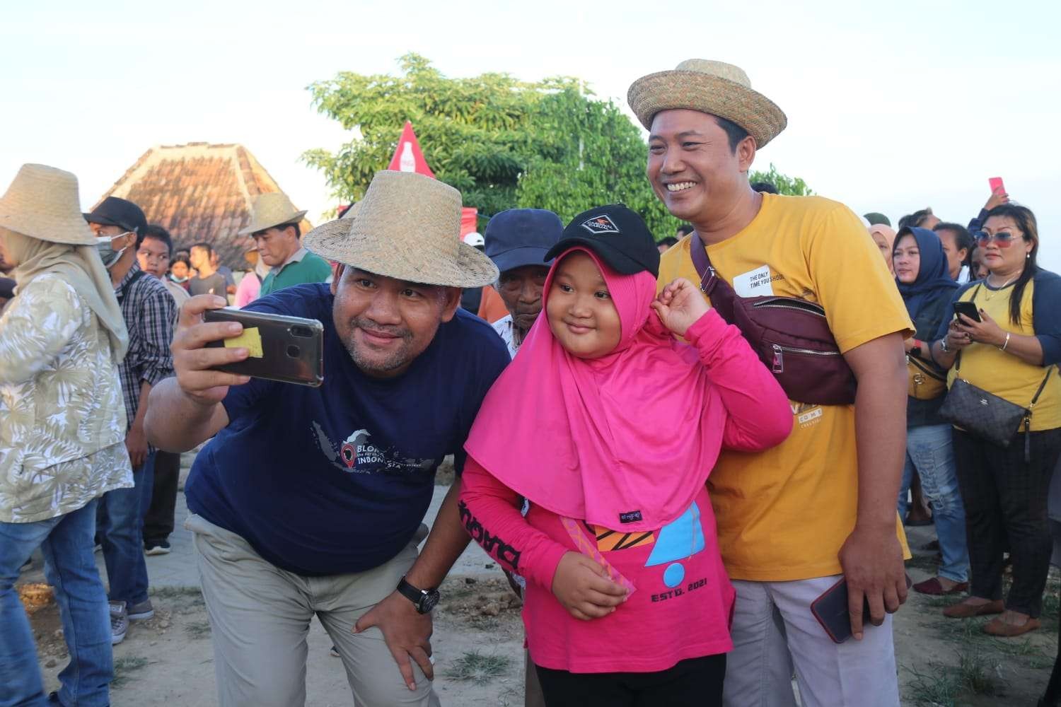 Bupati Blora Arief Rohman saat foto bersama pengunjung Bukit Serut Desa Singonegoro Kecamatan Jiken. (Foto: Istimewa)