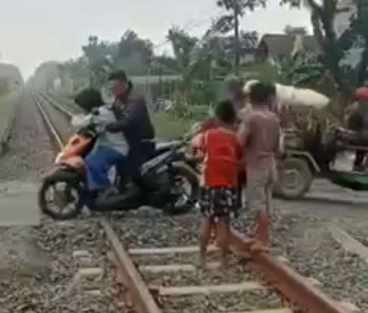 Beberapa pengendara kesulitan melintasi perlintasan sebidang, bahkan ada yang terjebak di atas rel (Foto:Istimewa)