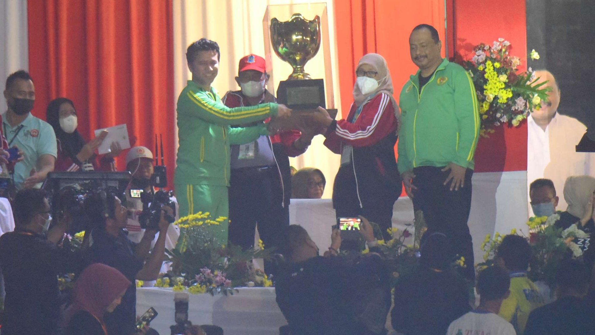 Penyerahan trofi juara umum Porprov Jatim kepada Kota Surabaya. (Foto: Istimewa)