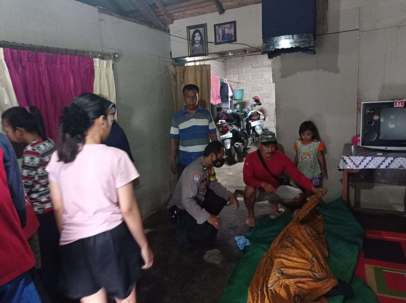 Petugas melakukan pemeriksaan korban di rumah duka. (Foto: Istimewa)