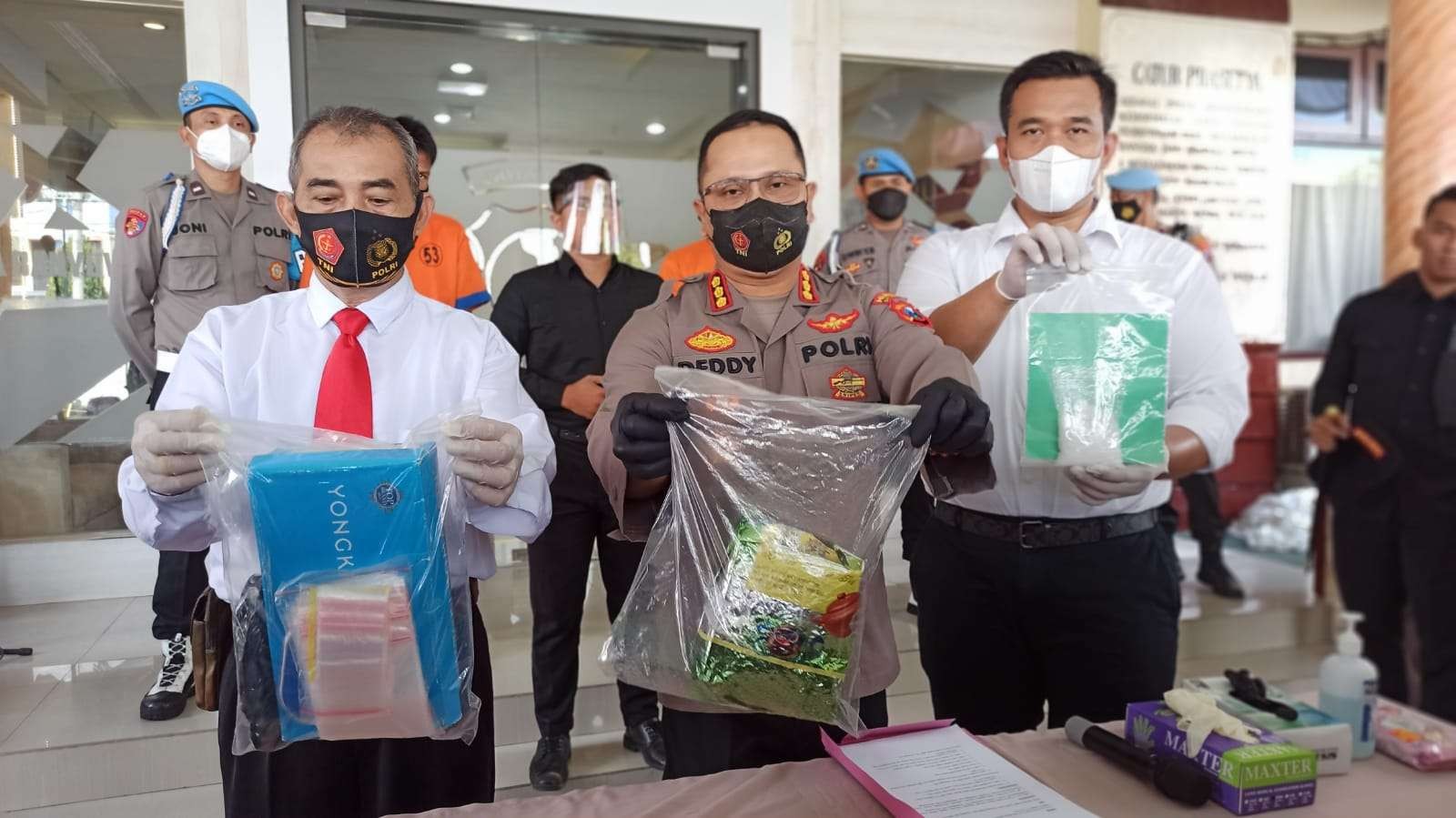 Kapolresta Banyuwangi Kombespol Deddy Foury Millewa menunjukkan barang bukti sabu satu kilogram(Foto: Muh Hujaini/Ngopibareng.id)