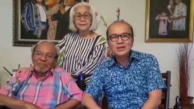 Foto kenangan Tantowi Yahya saat menjenguk Bob Tutupoly yang diketahui mengidap stroke. (Foto: Instagram Tantowi Yahya)