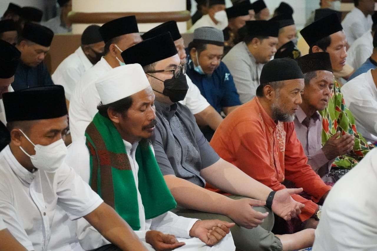 Bupati Kediri bersama masyarakat menyelenggarakan salat Gaib untuk almarhum Tjahjo Kumolo dan Pratu Beryl. (Foto: Istimewa)