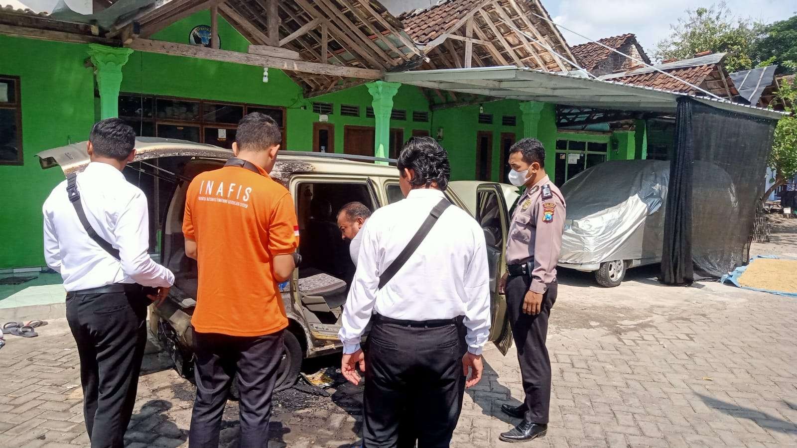 Polisi melakukan olah tempat kejadian perkara (TKP) terkait kebakaran mobil milik, Fathollah, pegiat anti korupsi. (Foto: Ikhsan Mahmudi/Ngopibareng.id)