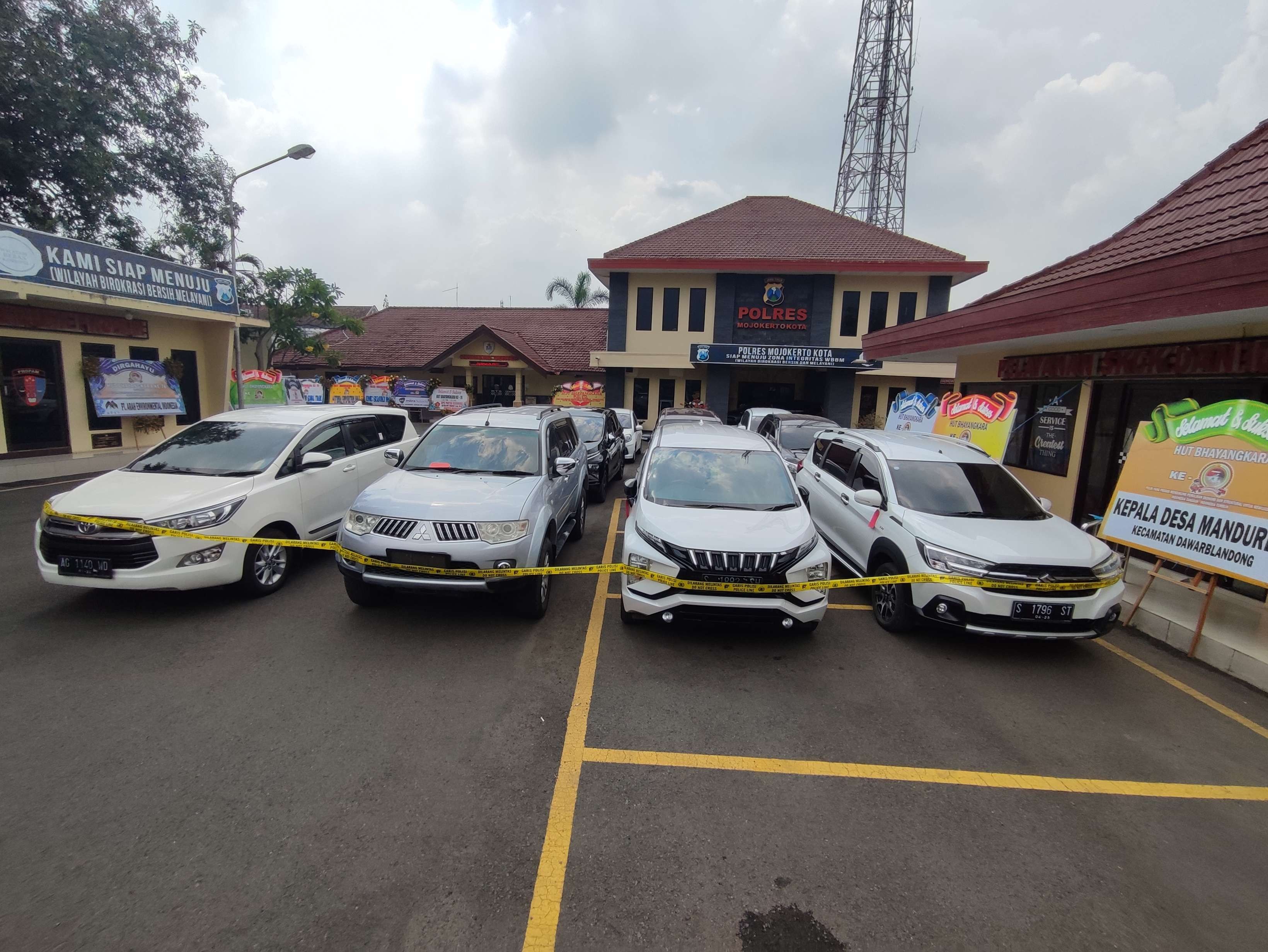 Belasan mobil mewah yang diamankan polisi. (Foto: Deni Lukmantara/Ngopibareng.id)