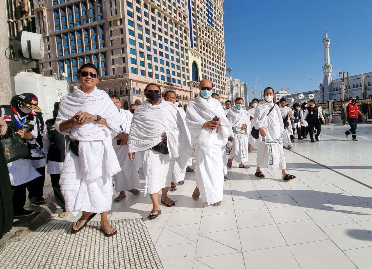 Menteri Agama Yaqut Cholil Qoumas sekaligus Amirul Hajj Indonesia melaksanakan umroh kedatangan di Mekkah, Senin 4 Juli 2022. (Foto: Istimewa)