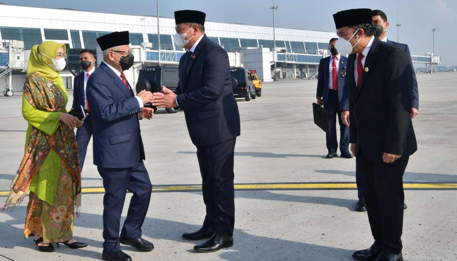 Wakil Presiden Ma'ruf Amin bersama Ibu Wury berangkat ke Arab Saudi untuk memenuhi undangan Raja Salman menunaikan ibadah haji, Selasa 5 Juli 2022. (Foto: Setwapres)