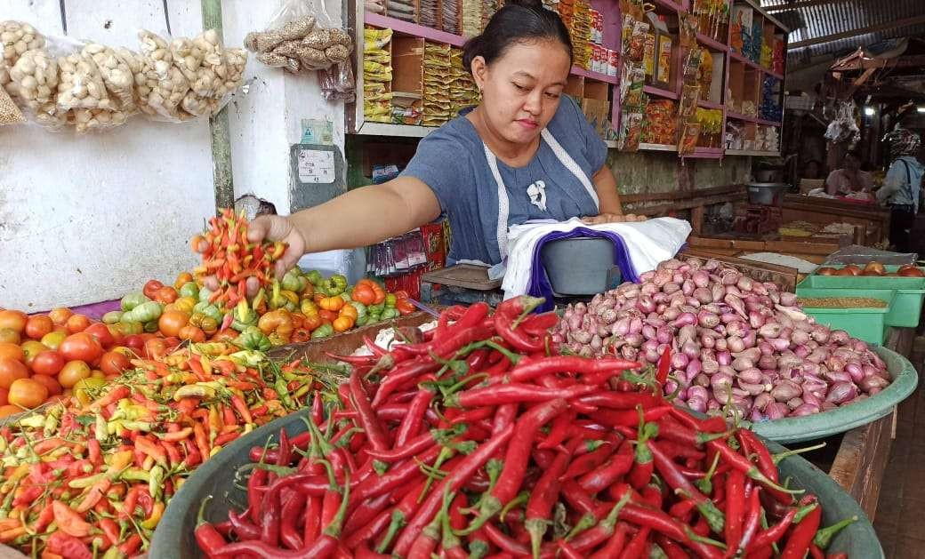 Pedagang di pasar Banyuwangi sedang melayani pembeli (Foto: Muh Hujaini/Ngopibareng.id)