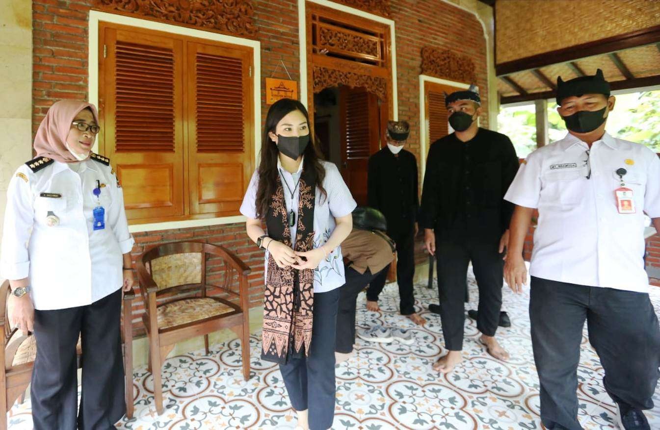 Wamen Parekraf mengunjungi homestay di wilayah Kecamatan Glagah, Banyuwangi (Foto: Istimewa)