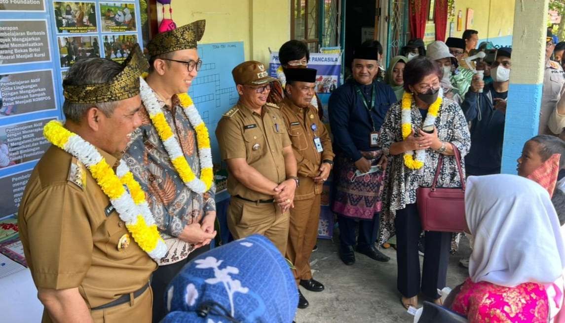 Pembina Tanoto Foundation Belinda Tanoto bersama beberapa pengurus melihat langsung pelaksanaan program PINTAR penggerak untuk meningkatkan mutu pendidikan di Indonesia. (Foto: Istimewa)