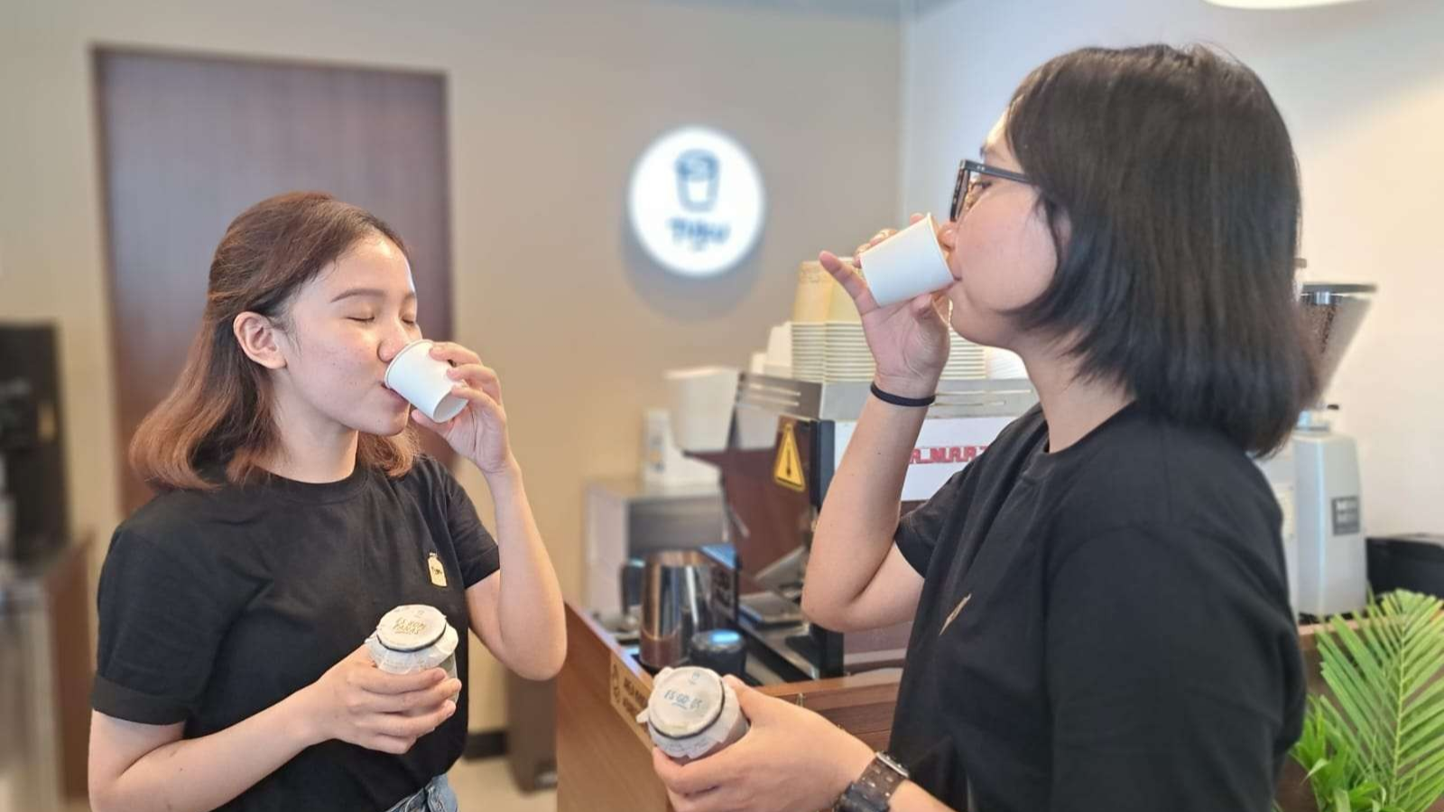 Customer Kopi Tuku yang mencoba rasa kopi hitam berpadu rasa buah nanas. (Foto: Pita Sari/Ngopibareng.id)