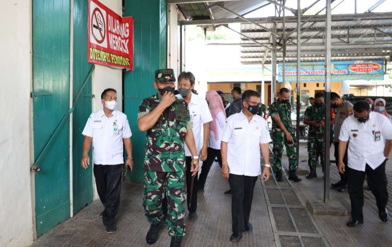 Danrem 083 Baladhika Jaya, Kolonel Inf. Yudhi Prasetiyo saat meninjau Rumah Pemotongan Hewan (RPH) Kota Probolinggo. (Foto: Ikhsan Mahmudi/Ngopibareng.id)