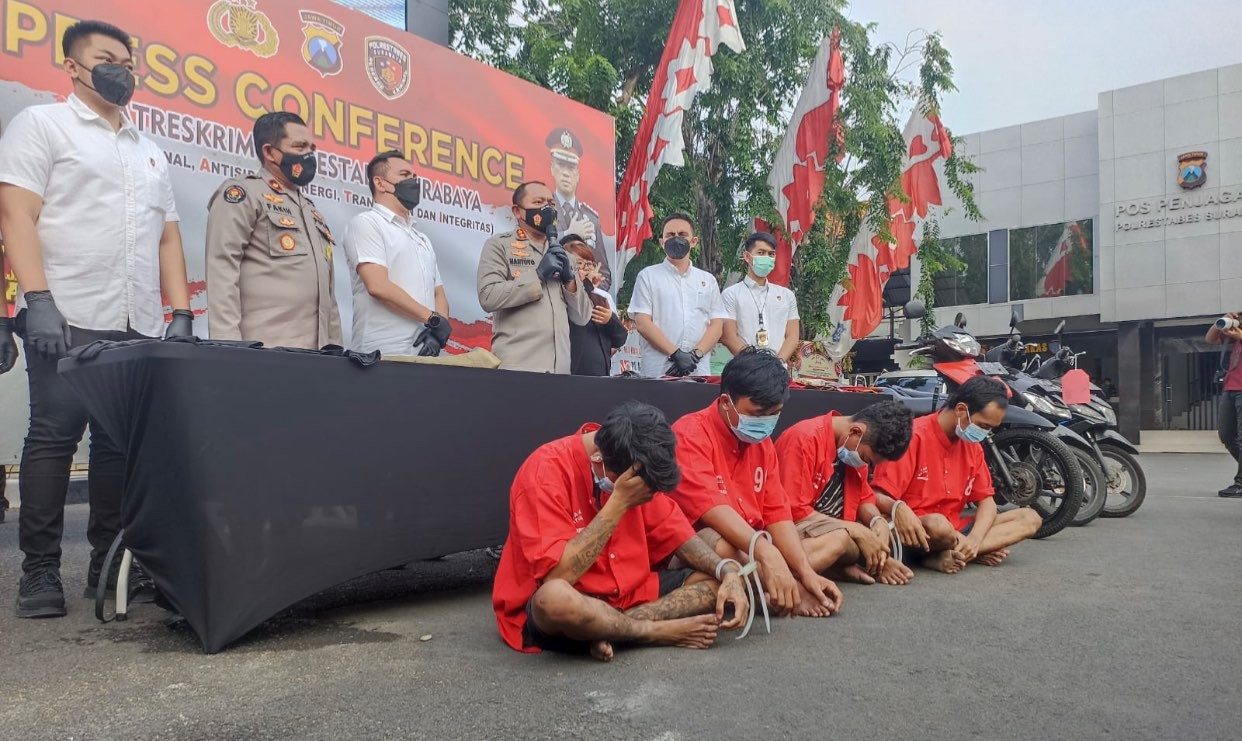 Pelaku begal ojol dengan parang di Jalan Mayjend Sungkono (Foto: Andhi Dwi/Ngopibareng.id)