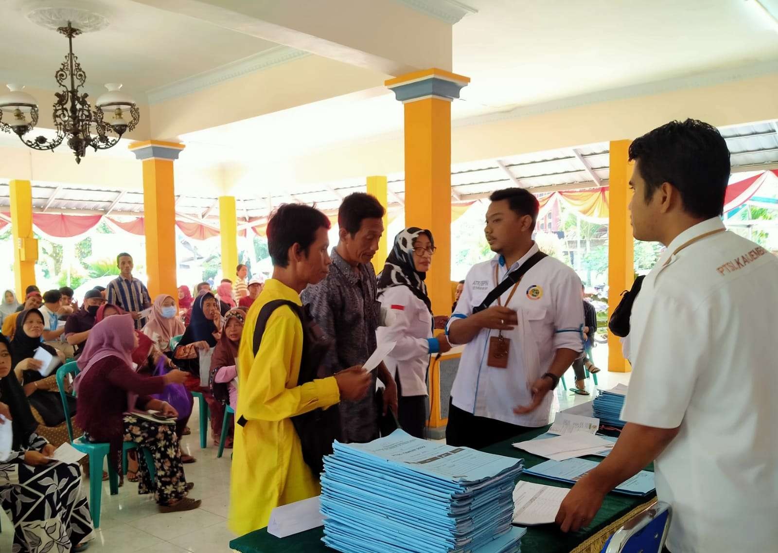 Ratusan warga Desa Suci, Kecamatan Panti, Jember sedang mengantre mendapatkan sertifikat tanah melalui Program PTSL (Foto: Rusdi/Ngopibareng.id)