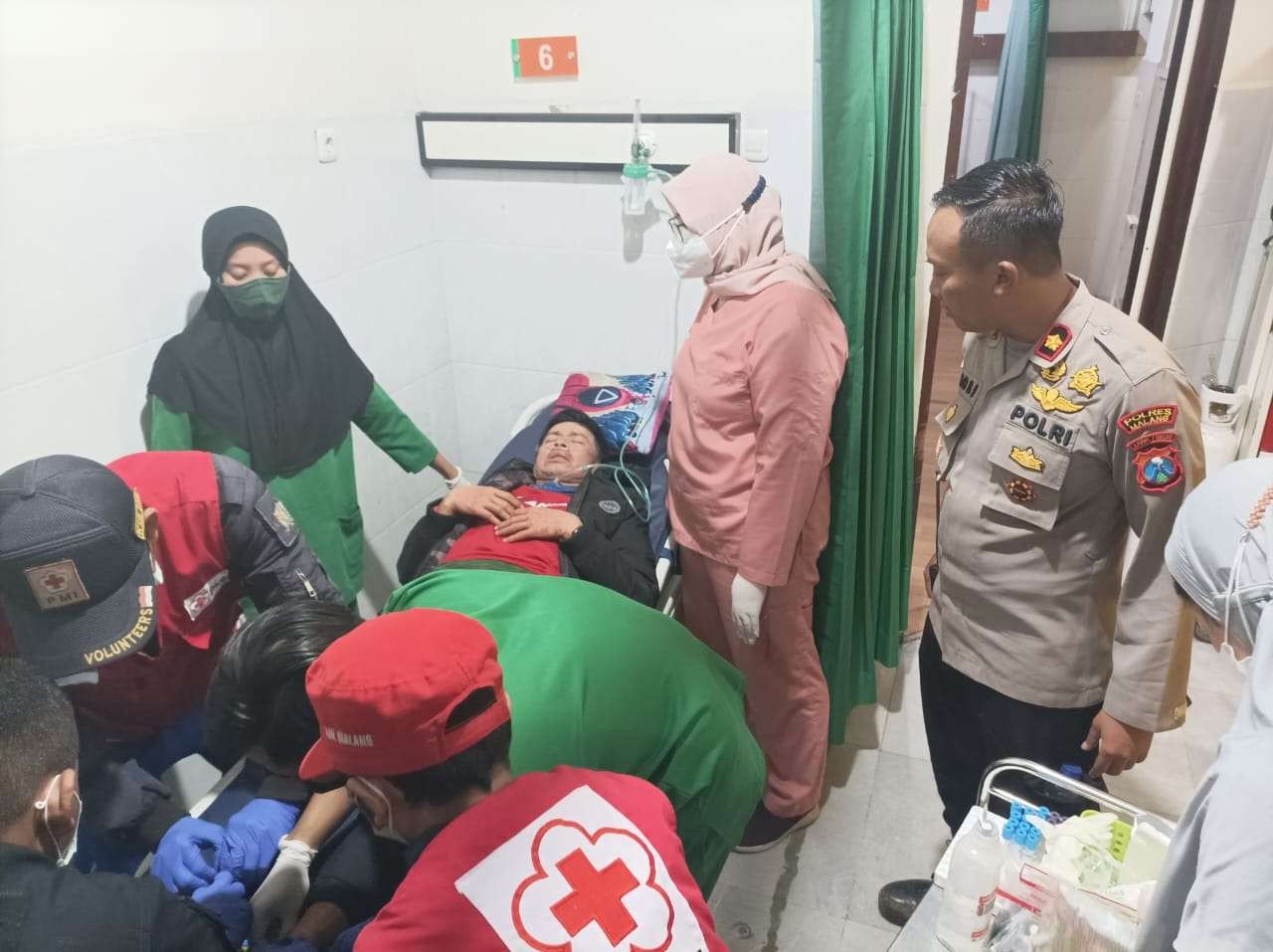 Korban peserta lari yang hilang di Gunung Arjuno saat mendapatkan perawatan medis (Foto: istimewa)