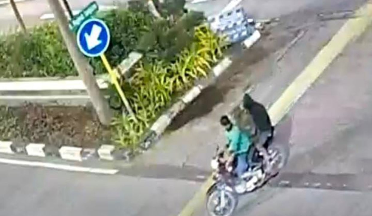 Pelaku begal di Jalan Mayjend Sungkono yang tertangkap CCTV (Foto: istimewa)