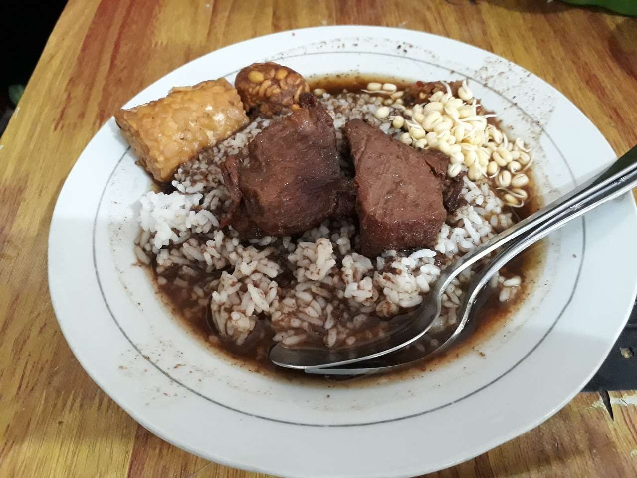 Sebanyak 5.236 porsi nasi rawon disajikan gratis untuk memecahkan Rekor Muri  di Probolinggo. (Foto: Ikhsan Mahmudi/Ngopibareng.id)