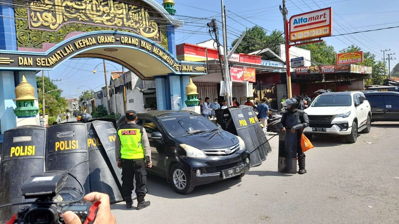 Tim Buser Polda Jatim geledah seluruh gedung di Ponpes Shiddiqqiyah untuk mencari keberadaan MSAT. (Foto: Mardiansyah/Ngopibareng.id)