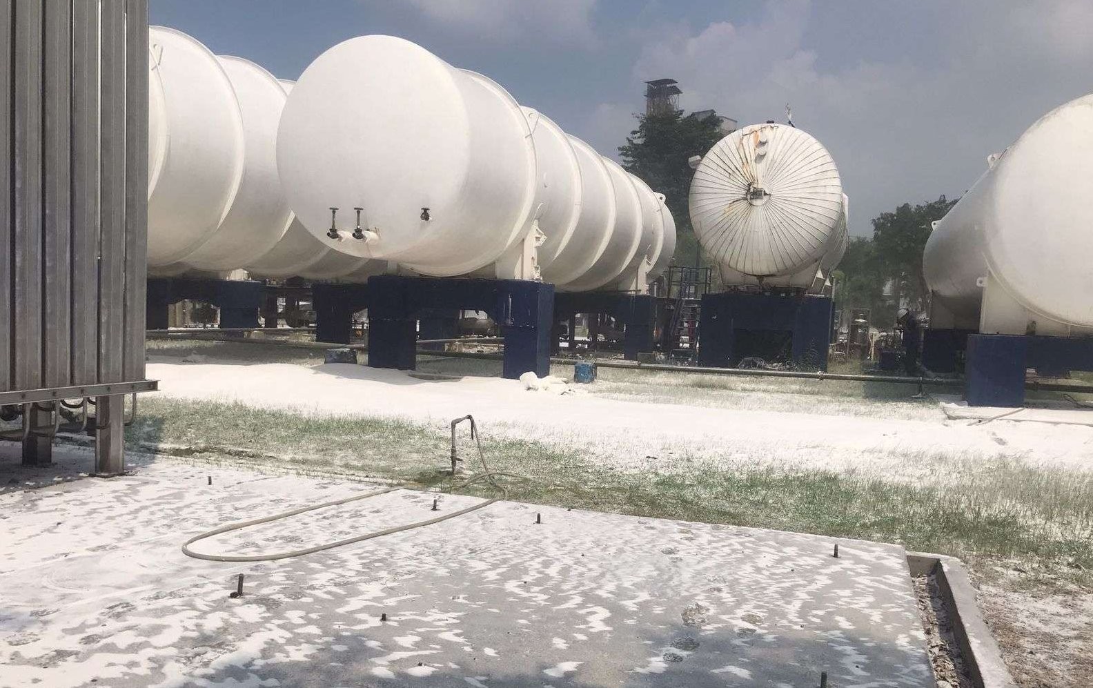 Kebocoran cold box PT Aneka Gas Industri Tbk (AGII) terjadi di Jalan Raya Trosobo, Kamis 7 Juli 2022. (Foto: Dokumentasi Tim AGII)