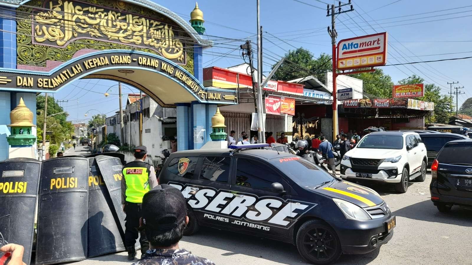 Sejumlah simpatisan MSAT dibawa ke Polres Jombang untuk diperiksa karena menghalangi upaya penjemputan paksa. (Foto: Mardiansyah/Ngopibareng.id)