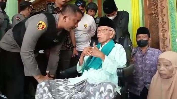 Negosiasi Kapolres Jombang AKBP Mohamad Nurhidayat dengan Pengasuh Ponpes Shiddiqqiyah KH Muhammad Mukhtar Mukthi. (Foto: Tangkapan layar)