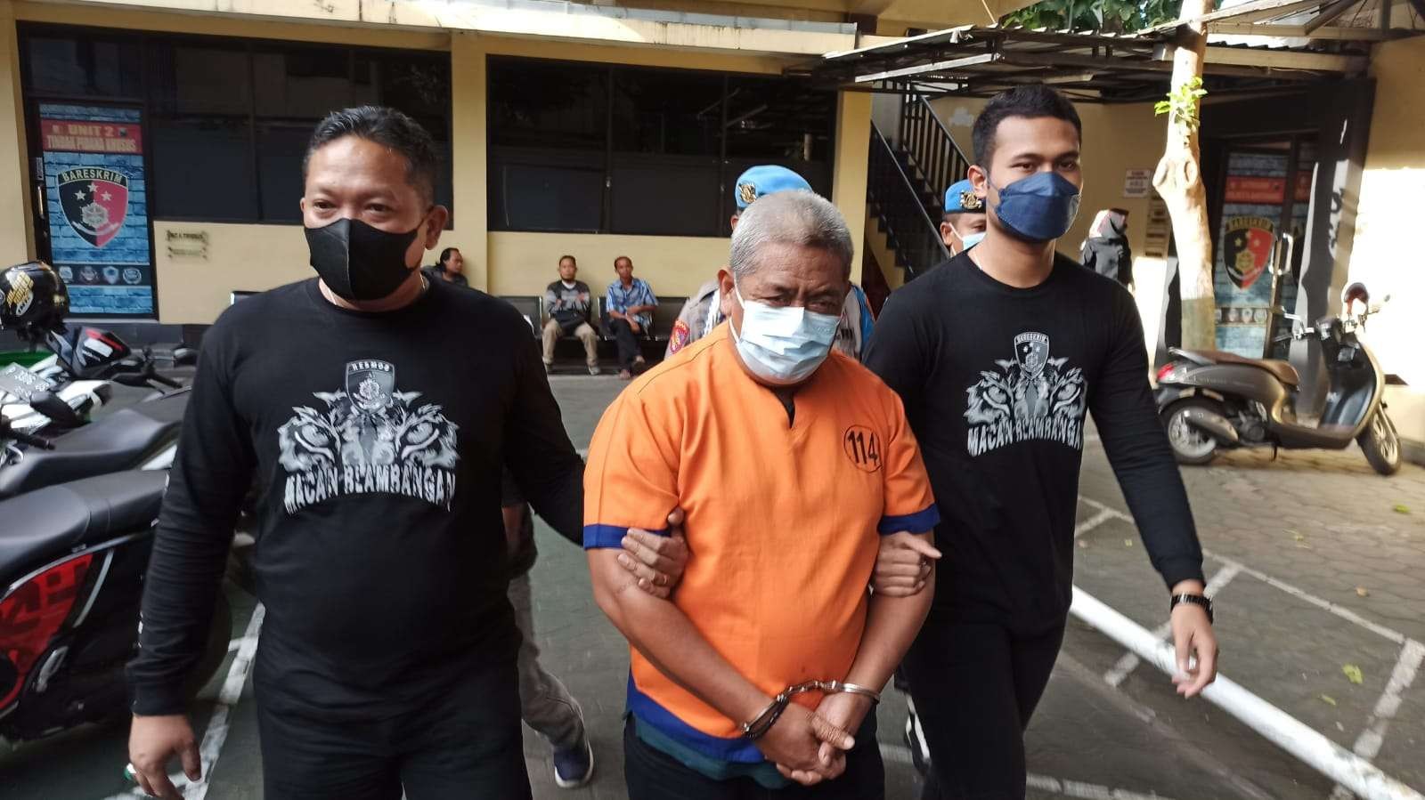 M. Fauzan, oknum pimpinan ponpes tersangka kasus dugaan persetubuhan dan pencabulan anak di bawah umur digelandang Tim Resmob Polresta Banyuwangi, Jawa Timur. (Foto: Muh Hujaini/Ngopibareng.id)