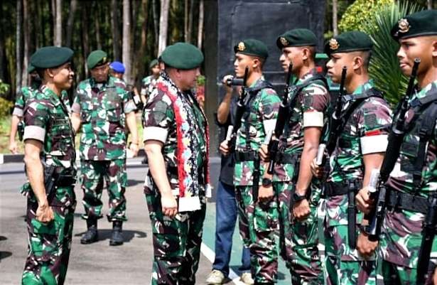 Panglima Divisi Infanteri 2 Kostrad Mayjen TNI Syafrial berrbincang dengan prajurit Yonif Raider 514/SY Kostrad Bondowoso, Jawa Timur. (Foto: Guido Saphan/Ngopibareng.id)