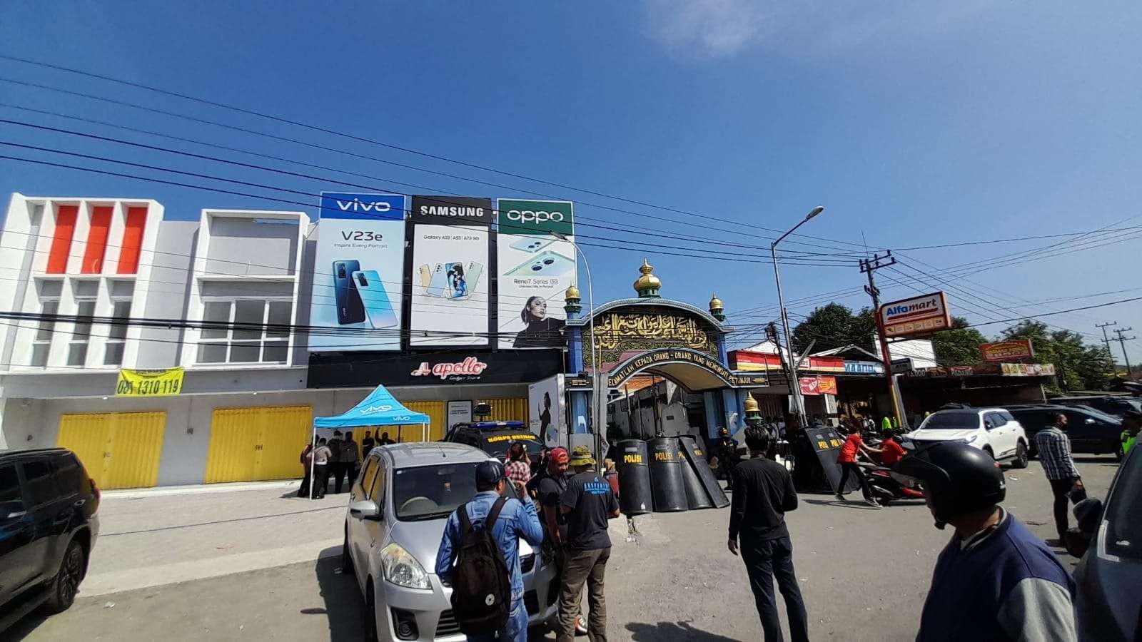 Sejumlah toko di sekitar Ponpes Siddiqqiyah Ploso Jombang tutup akibat penjemputan paksa tersangka pencabulan. (Foto: Mardiansyah/Ngopibareng.id)