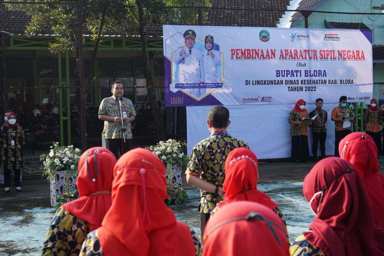 Bupati Blora, Arif Rohman pimpin apel pagi di Dinas Kesehatan. (Foto: Istimewa)