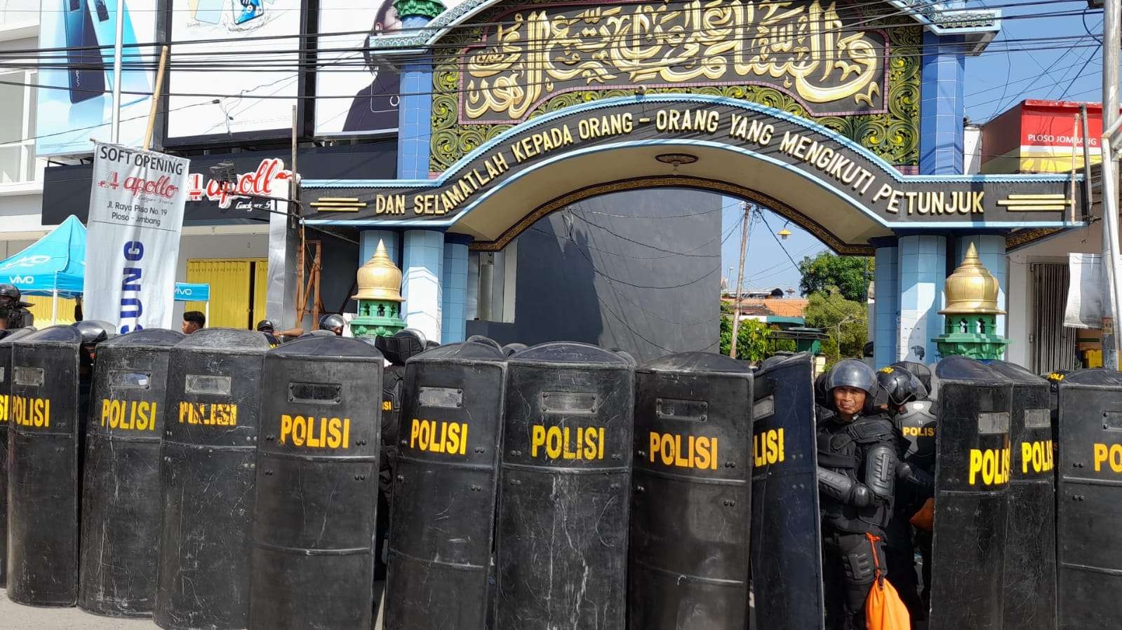 Pasukan Brimob Polda Jatim diturunkan untuk jemput paksa tersangka kasus pencabulan terhadap santri di Jombang. (Foto: Mardiansyah/Ngopibareng.id)