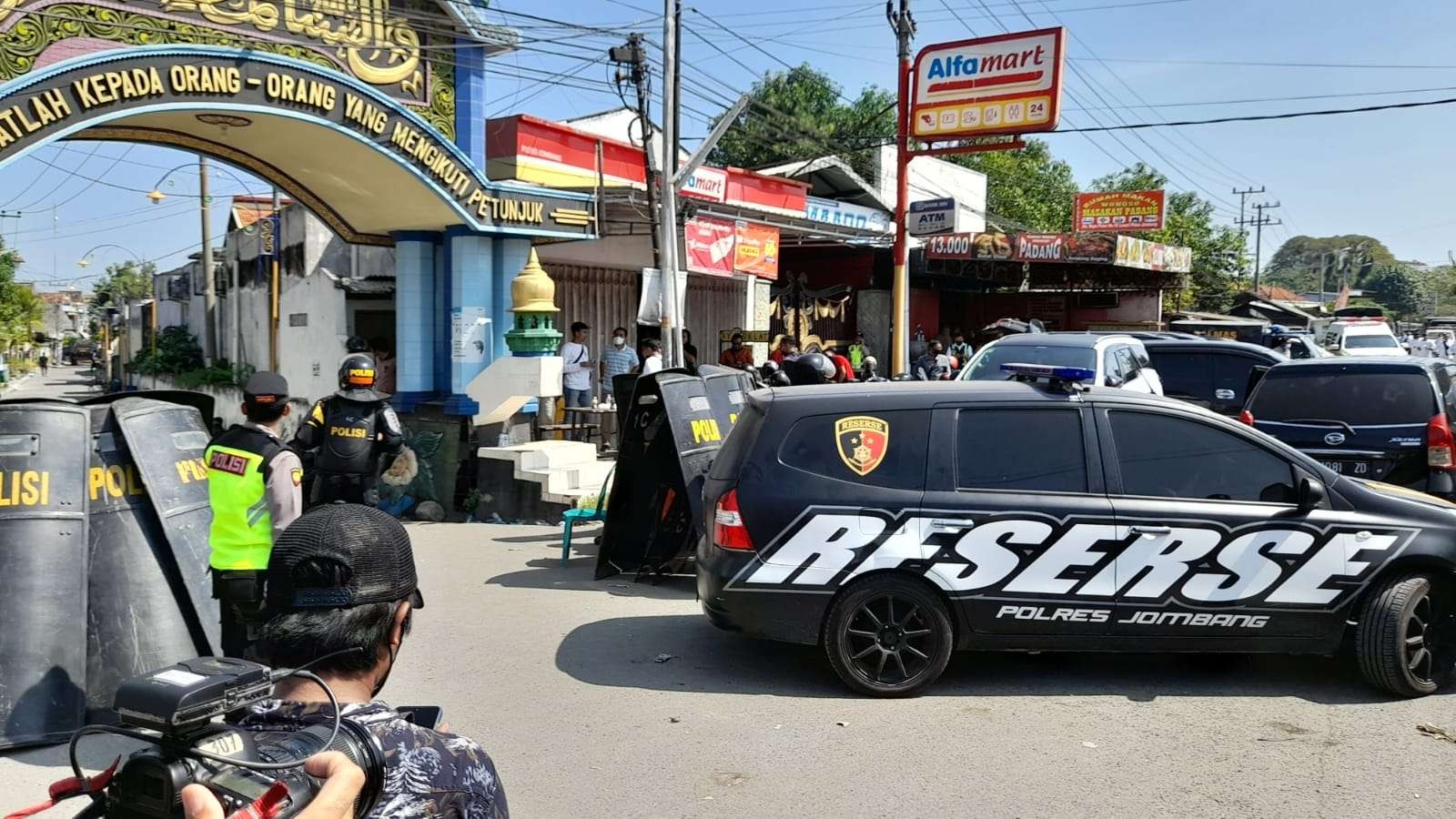 Upaya pengambilan paksa pelaku pencabulan santri sempat terjadi bentrok. (Foto: Mardiansyah/Ngopibareng.id)