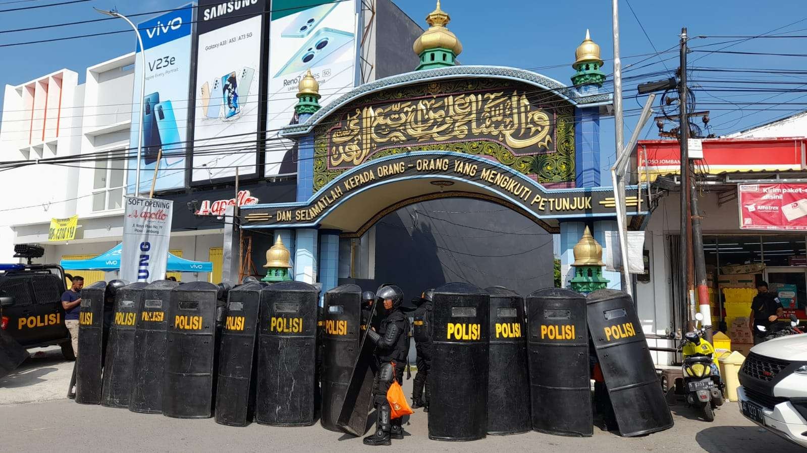 Puluhan anggota polisi di pintu gerbang Pondok Pesantren Shiddiqiyyah Ploso Jombang, Kamis 7 Juli 2022. (Foto: Mardiansyah/Ngopibareng.id)